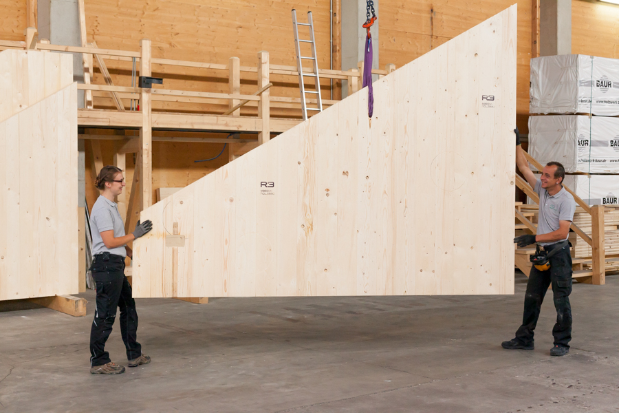 Mitarbeiter an Massivholzmauer, R3 Massivholzbau GmbH